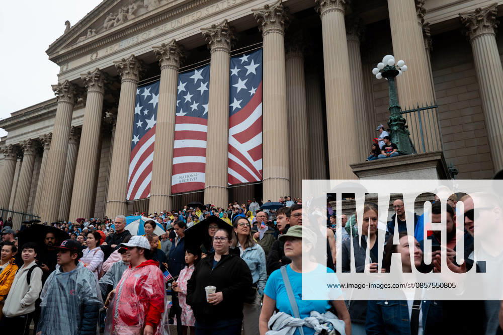 Crowds gather in Washington, D.C., for the Memorial Day Parade as marching groups, veterans organizations, and community participants commemorate the national holiday honoring military service and sacrifice. Washington USA - ZUMAh210 20260525_znp_h210_018