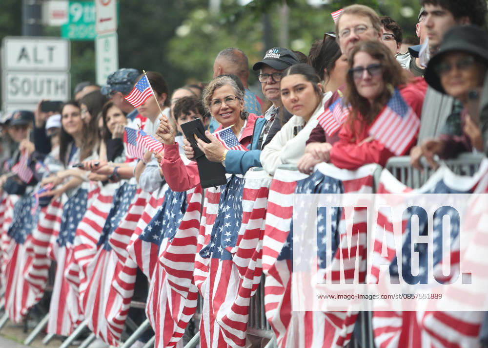 National Memorial Day Parade in Washington DC, USA. Attendees holding American flags watch the National Memorial Day Parade on Constitution Avenue in Washington, DC, USA, on May 25, 2026. The parade has been held annually since 2005, marking its 21st anniversary. Washington USA