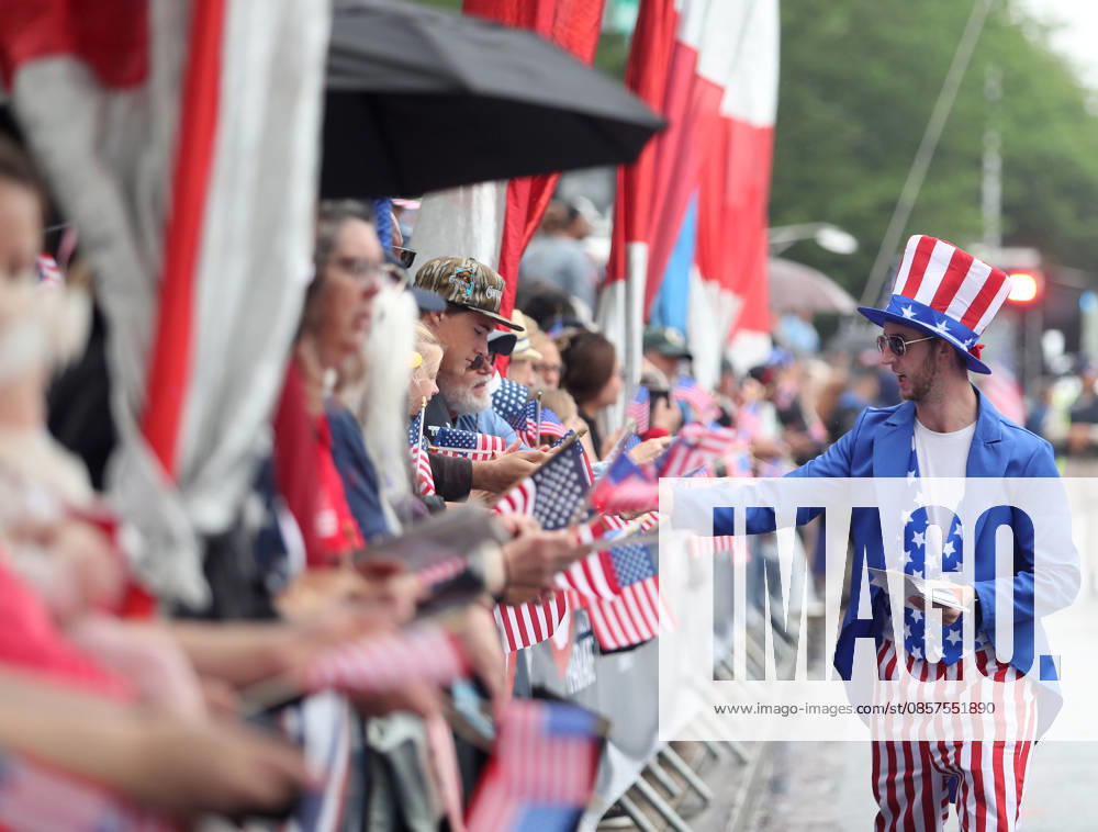 National Memorial Day Parade in Washington DC, USA. Attendees holding American flags watch the National Memorial Day Parade on Constitution Avenue in Washington, DC, USA, on May 25, 2026. The parade has been held annually since 2005, marking its 21st anniversary. Washington USA