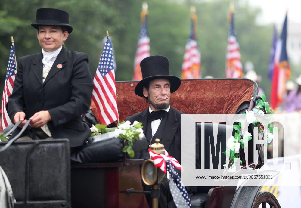 National Memorial Day Parade in Washington DC, USA. A man dressed as President Abraham Lincoln takes part in the National Memorial Day Parade on Constitution Avenue in Washington, DC, USA, on May 25, 2026. The parade has been held annually since 2005, marking its 21st anniversary. Washington USA