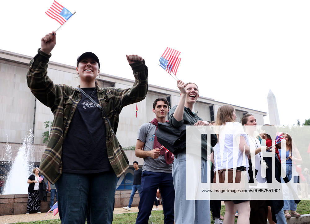 National Memorial Day Parade in Washington DC, USA. Attendees holding American flags watch the National Memorial Day Parade on Constitution Avenue in Washington, DC, USA, on May 25, 2026. The parade has been held annually since 2005, marking its 21st anniversary. Washington USA
