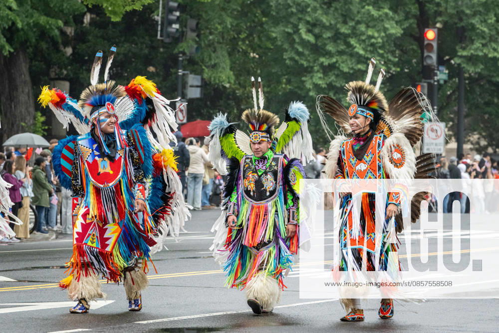 Washington, District Of Columbia, Unites States: Participants dressed in Native American ceremonial attire stand along the parade route during the National Memorial Day Parade in Washington, D.C. Washington Unites States - ZUMAk206 20260525_znp_k206_014