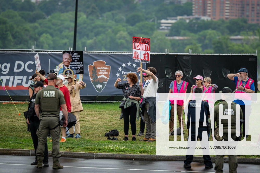 Protesters stand along the motorcade route during Memorial Day events attended by President DONALD TRUMP and Vice President JD VANCE in the Washington area. Washington United States - ZUMAk206 20260525_znp_k206_019