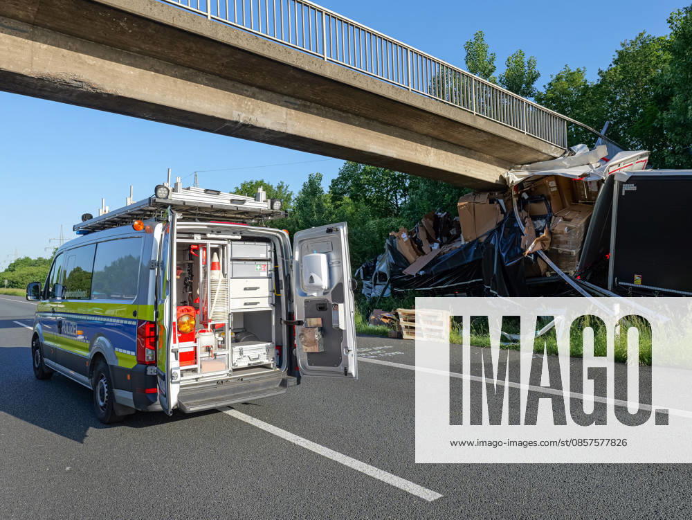 Fatal truck accident on the A2 near Hanover Two people were killed in a fatal accident on the A2 when their truck crashed into a pedestrian bridge