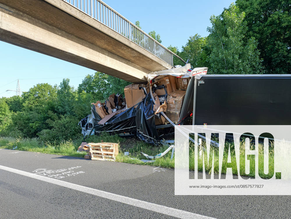 Fatal truck accident on the A2 near Hanover Two people were killed in a fatal accident on the A2 when their truck crashed into a pedestrian bridge