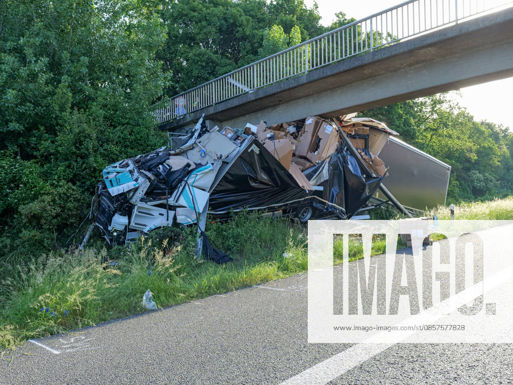 Fatal truck accident on the A2 near Hanover Two people were killed in a fatal accident on the A2 when their truck crashed into a pedestrian bridge