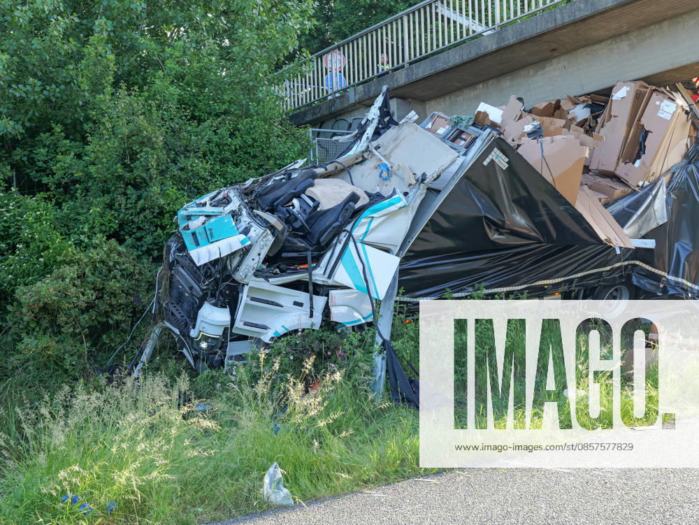 Fatal truck accident on the A2 near Hanover Two people were killed in a fatal accident on the A2 when their truck crashed into a pedestrian bridge