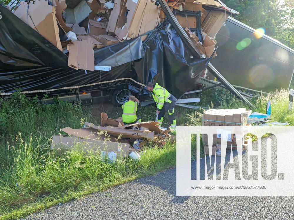 Fatal truck accident on the A2 near Hanover Two people were killed in a fatal accident on the A2 when their truck crashed into a pedestrian bridge