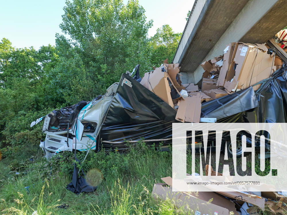 Fatal truck accident on the A2 near Hanover Two people were killed in a fatal accident on the A2 when their truck crashed into a pedestrian bridge