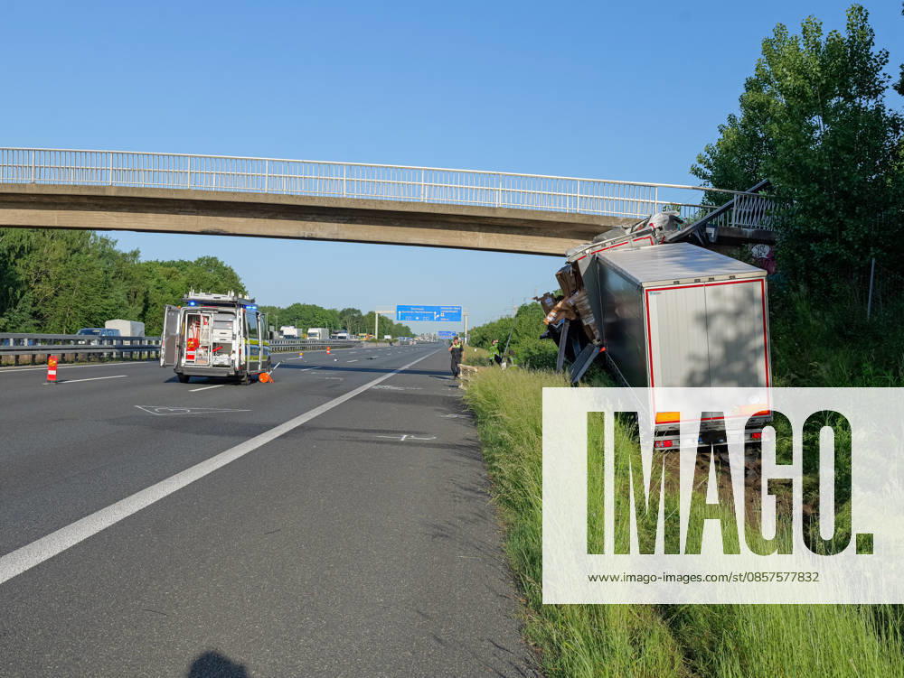 Fatal truck accident on the A2 near Hanover Two people were killed in a fatal accident on the A2 when their truck crashed into a pedestrian bridge