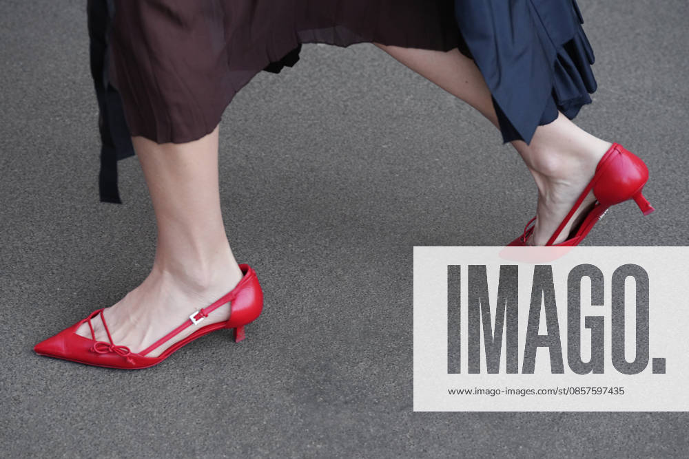 Mailand, Italien ? 26. Februar 2026: Eine Frau trägt rote Prada-High-Heels. Details zum modischen Outfit und den Schuhen, Streetstyle-Look Milan, Italy - February, 26, 2026: woman wears red Prada heels. Fashion outfit shoes details, street style look accessory (License=RM)