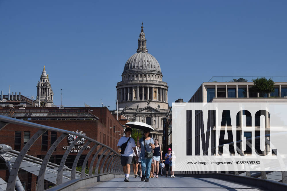People shelter from the scorching sun under an umbrella on Millennium Bridge with a view of St Paul s Cathedral as temperatures soar in the capital. The UK recorded its hottest ever day in May yesterday. London United Kingdom - ZUMAv130 20260526_zip_v130_001