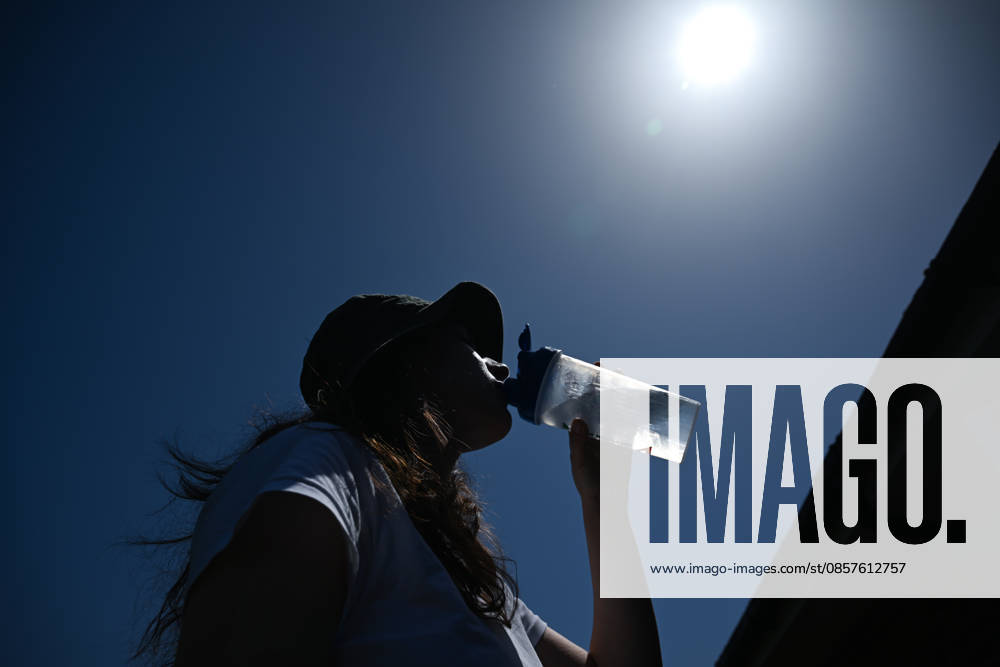 Record-breaking heat in London LONDON, UNITED KINGDOM - MAY 26: A woman tries to cool down by drinking water during a heatwave in London, United Kingdom on May 26, 2026. The British capital is experiencing historically high temperatures for the month of May. Rasid Necati Aslim Anadolu London United Kingdom. Editorial use only. Please get in touch for any other usage.