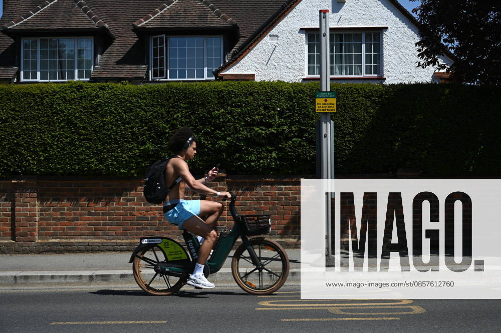 Record-breaking heat in London LONDON, UNITED KINGDOM - MAY 26: A man rides a bcycle during a heatwave in London, United Kingdom on May 26, 2026. The British capital is experiencing historically high temperatures for the month of May. Rasid Necati Aslim Anadolu London United Kingdom. Editorial use only. Please get in touch for any other usage.
