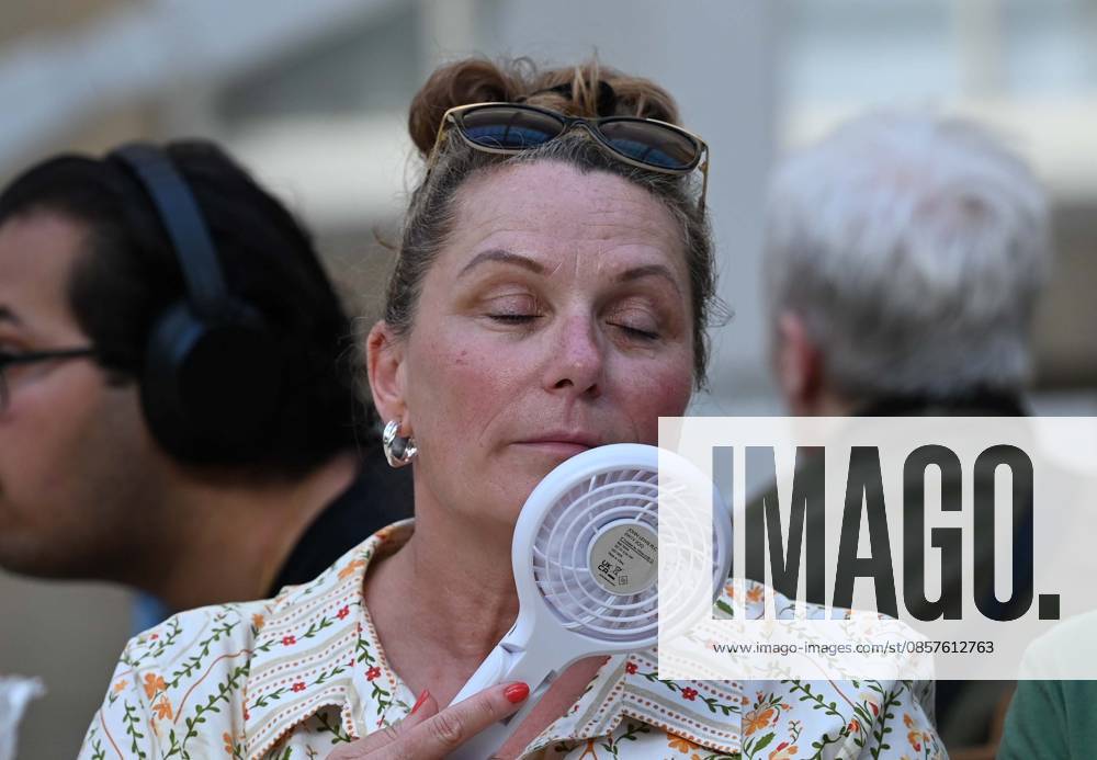 Record-breaking heat in London LONDON, UNITED KINGDOM - MAY 26: A woman tries to cool down with a portable electric fan during a heatwave in London, United Kingdom on May 26, 2026. The British capital is experiencing historically high temperatures for the month of May. Rasid Necati Aslim Anadolu London United Kingdom. Editorial use only. Please get in touch for any other usage.