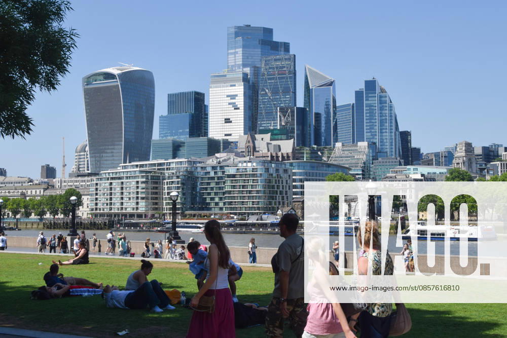 People shelter from the scorching sun under a tree in Potters Fields Park next to Tower Bridge with a view of the City of London skyline as temperatures soar in the capital. The UK recorded its hottest ever day in May yesterday. London United Kingdom - ZUMAv130 20260526_zip_v130_014