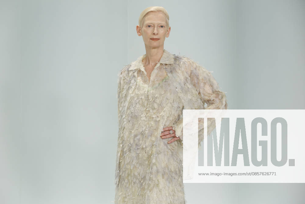 Chanel Metiers d Art 2026 Show Draws Global Stars to Seoul, South Korea British actress and Chanel brand ambassador Tilda Swinton poses for photos during the Chanel Metiers d Art 2026 show in Seoul, South Korea, on May 26, 2026. Seoul South Korea