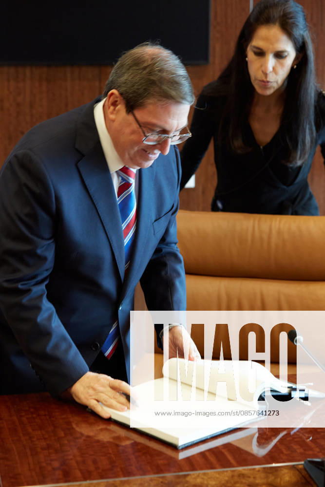 New York, Antonio Guterres trifft Außenminister von Kuba Bruno Rodriguez Parrilla May 26, 2026, New York, New York, USA: Cuban Foreign Minister Bruno RodroÂguez Parrilla signs a guest book during a bilateral meeting with United Nations Secretary-General Anto³nio Guterres at U.N. Headquarters in New York, May 26, 2026. New York USA - ZUMAs237 20260526_aap_s237_027