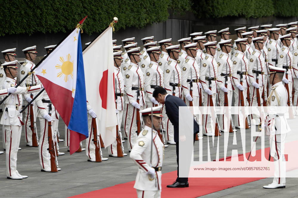 Philippine President Ferdinand ‘Bongbong’ Marcos visits Tokyo TOKYO, JAPAN - MAY 27: (---- MANDATORY CREDIT - ANDREW CABALLERO-REYNOLDS POOL AFP - NO MARKETING NO ADVERTISING CAMPAIGNS - DISTRIBUTED AS A SERVICE TO CLIENTS----) Philippine President Ferdinand Marcos Jr. bows as he inspects a guard of honor at the Royal Palace during a state visit in Tokyo on May 27, 2026. Andrew Caballero-Reynolds AFP POOL Anadolu Tokyo Japan. Editorial use only. Please get in touch for any other usage.