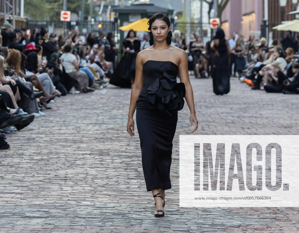 (260527) -- TORONTO, May 27, 2026 -- A model presents a creation on a pedestrian street during the Fashion Art Toronto s Fashion Week Spring Summer 2026 in Toronto, Canada, on May 26, 2026. (Photo by Xinhua) CANADA-TORONTO-FASHION WEEK ZouxZheng
