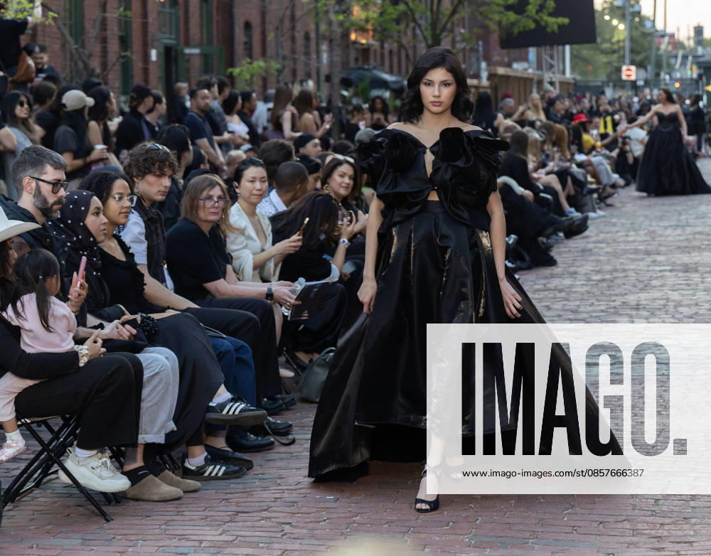(260527) -- TORONTO, May 27, 2026 -- A model presents a creation on a pedestrian street during the Fashion Art Toronto s Fashion Week Spring Summer 2026 in Toronto, Canada, on May 26, 2026. (Photo by Xinhua) CANADA-TORONTO-FASHION WEEK ZouxZheng