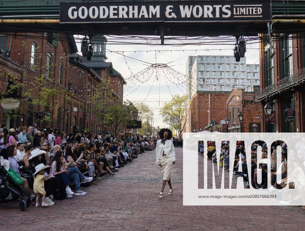 (260527) -- TORONTO, May 27, 2026 -- A model presents a creation on a pedestrian street during the Fashion Art Toronto s Fashion Week Spring Summer 2026 in Toronto, Canada, on May 26, 2026. (Photo by Xinhua) CANADA-TORONTO-FASHION WEEK ZouxZheng
