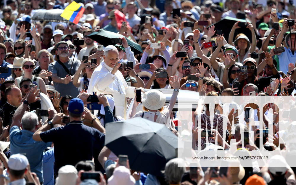 Vatican City, VATICAN CITY STATE: Pope Leo XIV arrives to lead the weekly general audience in Saint Peters Square, Vatican City, 27 May 2026. ANSA ETTORE FERRARI. Vatican City VATICAN CITY STATE - ZUMAa110 20260527_zaf_a110_004