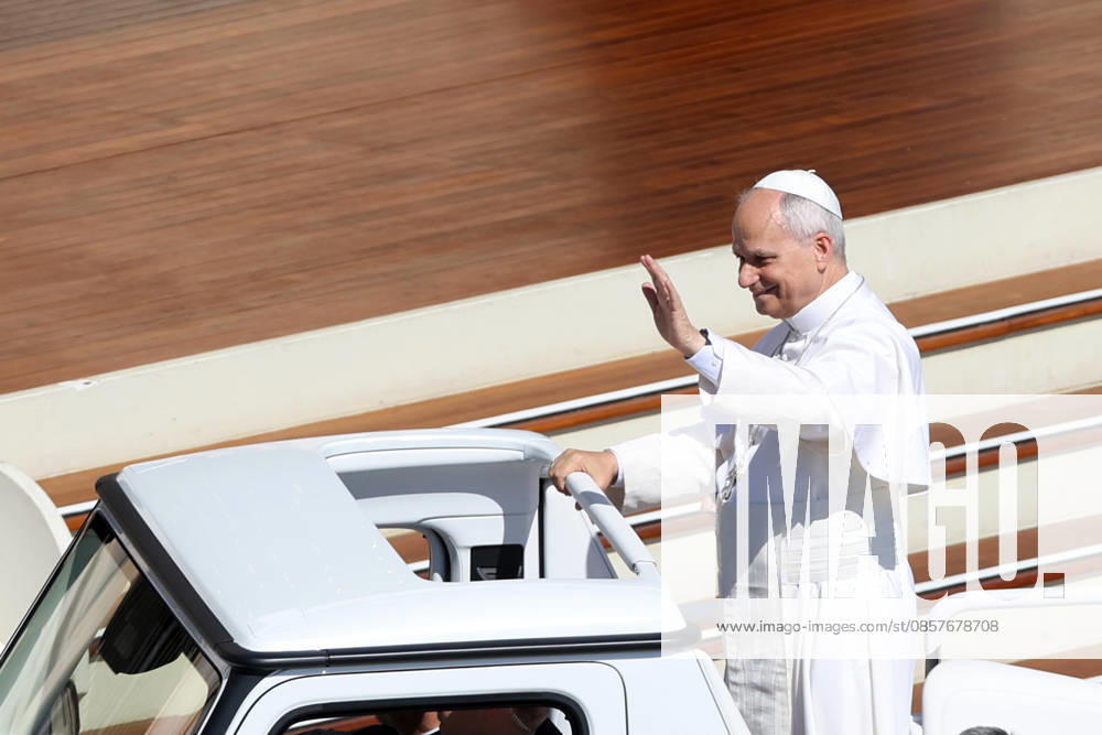 IPA85104541 - Vatican City - Italy, May 27, 2026: The pontiff s greeting to the faithful gathered in the square on the Popemobile. Pope Leo XIV presides over Wednesday General Audience in St. Peter s Square This morning thousands of faithful and pilgrims from around the world gathered in St. Peter s Square to participate in the Wednesday General Audience with Pope Leo XIV. It was a time of prayer, listening and communion that filled the square with hope, reflection and joy.