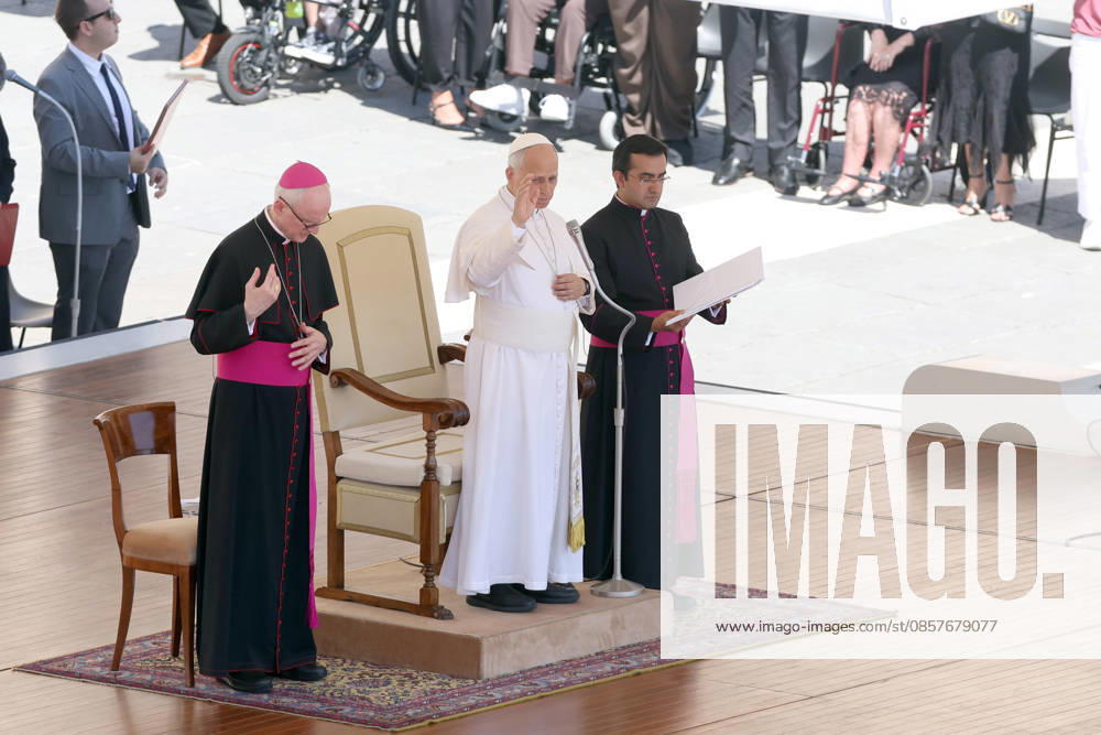 IPA85104591 - Vatican City - Italy, May 27, 2026: Pope Leo XIV presides over the Wednesday General Audience in St. Peter s Square. This morning thousands of faithful and pilgrims from around the world gathered in St. Peter s Square to participate in the Wednesday General Audience with Pope Leo XIV. It was a time of prayer, listening and communion that filled the square with hope, reflection and joy.