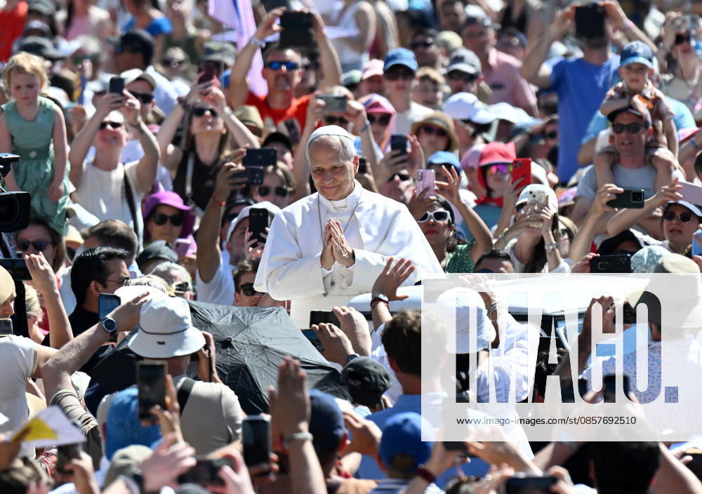 Pope Leo XIV Leads The General Audience - Vatican Pope Leo XIV attends the weekly general audience in Saint Peter’s square, Vatican on May 27, 2026. Photo by Eric Vandeville ABACAPRESS.COM Rome Vatican (or Holy See)