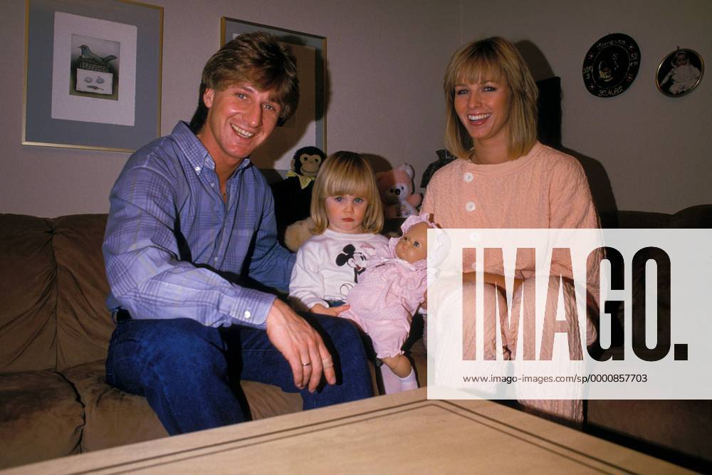 Frank Mill (BVB) mit seiner Frau Beate und Tochter Vanessa Fußball 1. BL Herren Saison 1988 1989, Borussia Dortmund, Shooting, Fotoshooting, Fototermin, Fotostory, Homestory, Gruppe Aufnahmedatum geschätzt Dortmund
