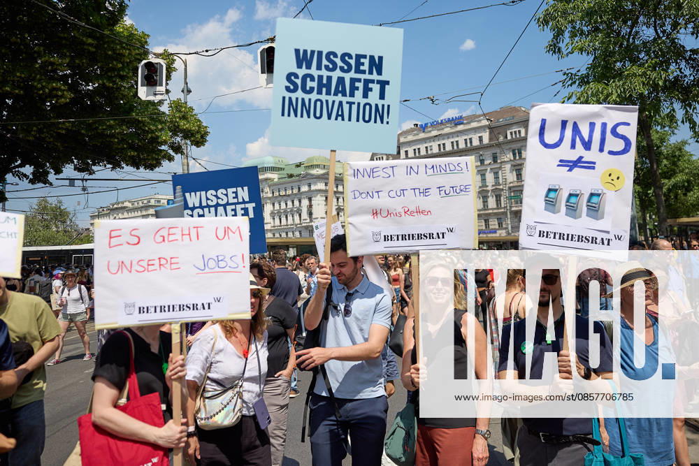 - Wien 27.05.2026 - Studentendemionstration - Studierendenvertretungen, Gewerkschaften und Beschäftigte protestieren am Mittwoch vor der Universität Wien gegen die geplanten Kürzungen der Hochschulbudgets. Die Demonstration richtet sich gegen befürchtete Einsparungen bei Forschung, Lehre und Personal sowie gegen mögliche negative Auswirkungen auf den Wissenschaftsstandort Österreich. Zu den Unterstützern zählen unter anderem die Universitätenkonferenz (uniko), die Österreichische Hochschülerschaft (ÖH) sowie zahlreiche Hochschulangehörige und Interessenvertretungen. Universities, student representatives, trade unions and university employees protested on Wednesday in front of the University of Vienna against planned cuts to university