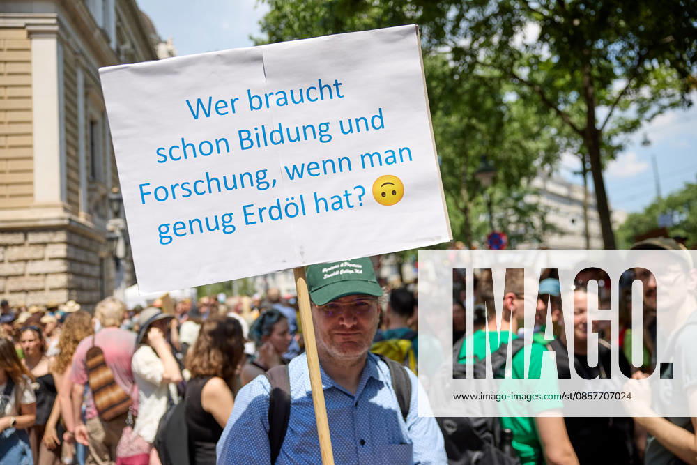 - Wien 27.05.2026 - Studentendemionstration - Studierendenvertretungen, Gewerkschaften und Beschäftigte protestieren am Mittwoch vor der Universität Wien gegen die geplanten Kürzungen der Hochschulbudgets. Die Demonstration richtet sich gegen befürchtete Einsparungen bei Forschung, Lehre und Personal sowie gegen mögliche negative Auswirkungen auf den Wissenschaftsstandort Österreich. Zu den Unterstützern zählen unter anderem die Universitätenkonferenz (uniko), die Österreichische Hochschülerschaft (ÖH) sowie zahlreiche Hochschulangehörige und Interessenvertretungen. Universities, student representatives, trade unions and university employees protested on Wednesday in front of the University of Vienna against planned cuts to university