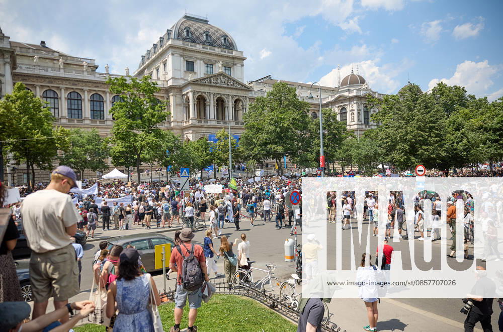 - Wien 27.05.2026 - Studentendemionstration - Studierendenvertretungen, Gewerkschaften und Beschäftigte protestieren am Mittwoch vor der Universität Wien gegen die geplanten Kürzungen der Hochschulbudgets. Die Demonstration richtet sich gegen befürchtete Einsparungen bei Forschung, Lehre und Personal sowie gegen mögliche negative Auswirkungen auf den Wissenschaftsstandort Österreich. Zu den Unterstützern zählen unter anderem die Universitätenkonferenz (uniko), die Österreichische Hochschülerschaft (ÖH) sowie zahlreiche Hochschulangehörige und Interessenvertretungen. Universities, student representatives, trade unions and university employees protested on Wednesday in front of the University of Vienna against planned cuts to university