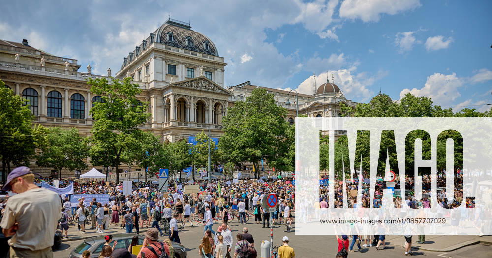 - Wien 27.05.2026 - Studentendemionstration - Studierendenvertretungen, Gewerkschaften und Beschäftigte protestieren am Mittwoch vor der Universität Wien gegen die geplanten Kürzungen der Hochschulbudgets. Die Demonstration richtet sich gegen befürchtete Einsparungen bei Forschung, Lehre und Personal sowie gegen mögliche negative Auswirkungen auf den Wissenschaftsstandort Österreich. Zu den Unterstützern zählen unter anderem die Universitätenkonferenz (uniko), die Österreichische Hochschülerschaft (ÖH) sowie zahlreiche Hochschulangehörige und Interessenvertretungen. Universities, student representatives, trade unions and university employees protested on Wednesday in front of the University of Vienna against planned cuts to university