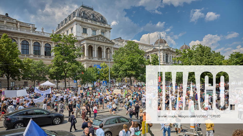- Wien 27.05.2026 - Studentendemionstration - Studierendenvertretungen, Gewerkschaften und Beschäftigte protestieren am Mittwoch vor der Universität Wien gegen die geplanten Kürzungen der Hochschulbudgets. Die Demonstration richtet sich gegen befürchtete Einsparungen bei Forschung, Lehre und Personal sowie gegen mögliche negative Auswirkungen auf den Wissenschaftsstandort Österreich. Zu den Unterstützern zählen unter anderem die Universitätenkonferenz (uniko), die Österreichische Hochschülerschaft (ÖH) sowie zahlreiche Hochschulangehörige und Interessenvertretungen. Universities, student representatives, trade unions and university employees protested on Wednesday in front of the University of Vienna against planned cuts to university