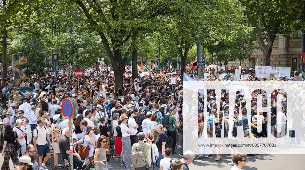 - Wien 27.05.2026 - Studentendemionstration - Studierendenvertretungen, Gewerkschaften und Beschäftigte protestieren am Mittwoch vor der Universität Wien gegen die geplanten Kürzungen der Hochschulbudgets. Die Demonstration richtet sich gegen befürchtete Einsparungen bei Forschung, Lehre und Personal sowie gegen mögliche negative Auswirkungen auf den Wissenschaftsstandort Österreich. Zu den Unterstützern zählen unter anderem die Universitätenkonferenz (uniko), die Österreichische Hochschülerschaft (ÖH) sowie zahlreiche Hochschulangehörige und Interessenvertretungen. Universities, student representatives, trade unions and university employees protested on Wednesday in front of the University of Vienna against planned cuts to university