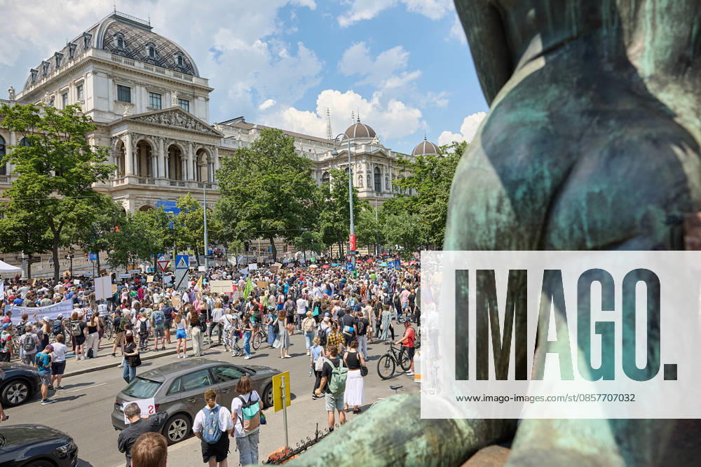 - Wien 27.05.2026 - Studentendemionstration - Studierendenvertretungen, Gewerkschaften und Beschäftigte protestieren am Mittwoch vor der Universität Wien gegen die geplanten Kürzungen der Hochschulbudgets. Die Demonstration richtet sich gegen befürchtete Einsparungen bei Forschung, Lehre und Personal sowie gegen mögliche negative Auswirkungen auf den Wissenschaftsstandort Österreich. Zu den Unterstützern zählen unter anderem die Universitätenkonferenz (uniko), die Österreichische Hochschülerschaft (ÖH) sowie zahlreiche Hochschulangehörige und Interessenvertretungen. Universities, student representatives, trade unions and university employees protested on Wednesday in front of the University of Vienna against planned cuts to university