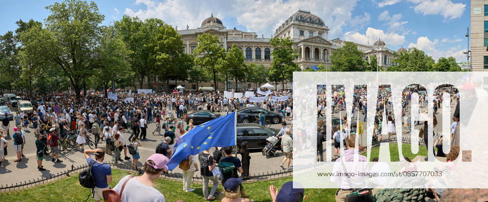 - Wien 27.05.2026 - Studentendemionstration - Studierendenvertretungen, Gewerkschaften und Beschäftigte protestieren am Mittwoch vor der Universität Wien gegen die geplanten Kürzungen der Hochschulbudgets. Die Demonstration richtet sich gegen befürchtete Einsparungen bei Forschung, Lehre und Personal sowie gegen mögliche negative Auswirkungen auf den Wissenschaftsstandort Österreich. Zu den Unterstützern zählen unter anderem die Universitätenkonferenz (uniko), die Österreichische Hochschülerschaft (ÖH) sowie zahlreiche Hochschulangehörige und Interessenvertretungen. Universities, student representatives, trade unions and university employees protested on Wednesday in front of the University of Vienna against planned cuts to university