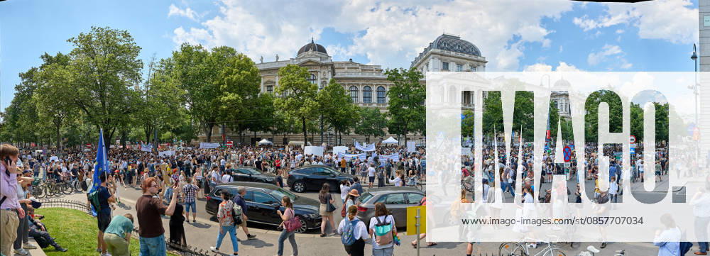 - Wien 27.05.2026 - Studentendemionstration - Studierendenvertretungen, Gewerkschaften und Beschäftigte protestieren am Mittwoch vor der Universität Wien gegen die geplanten Kürzungen der Hochschulbudgets. Die Demonstration richtet sich gegen befürchtete Einsparungen bei Forschung, Lehre und Personal sowie gegen mögliche negative Auswirkungen auf den Wissenschaftsstandort Österreich. Zu den Unterstützern zählen unter anderem die Universitätenkonferenz (uniko), die Österreichische Hochschülerschaft (ÖH) sowie zahlreiche Hochschulangehörige und Interessenvertretungen. Universities, student representatives, trade unions and university employees protested on Wednesday in front of the University of Vienna against planned cuts to university
