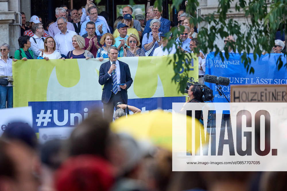 - Wien 27.05.2026 - Studentendemionstration - Studierendenvertretungen, Gewerkschaften und Beschäftigte protestieren am Mittwoch vor der Universität Wien gegen die geplanten Kürzungen der Hochschulbudgets. Die Demonstration richtet sich gegen befürchtete Einsparungen bei Forschung, Lehre und Personal sowie gegen mögliche negative Auswirkungen auf den Wissenschaftsstandort Österreich. Zu den Unterstützern zählen unter anderem die Universitätenkonferenz (uniko), die Österreichische Hochschülerschaft (ÖH) sowie zahlreiche Hochschulangehörige und Interessenvertretungen. Universities, student representatives, trade unions and university employees protested on Wednesday in front of the University of Vienna against planned cuts to university
