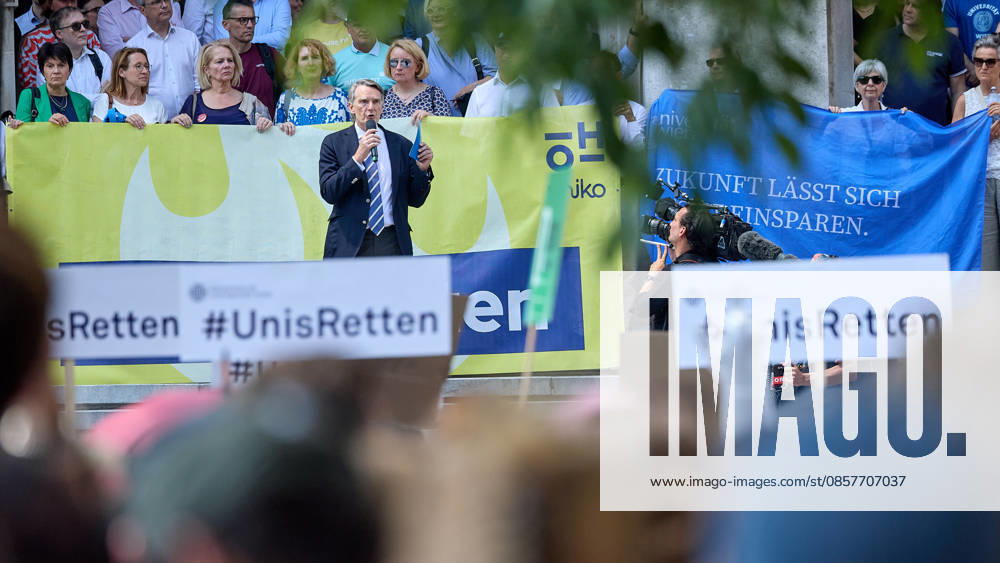 - Wien 27.05.2026 - Studentendemionstration - Studierendenvertretungen, Gewerkschaften und Beschäftigte protestieren am Mittwoch vor der Universität Wien gegen die geplanten Kürzungen der Hochschulbudgets. Die Demonstration richtet sich gegen befürchtete Einsparungen bei Forschung, Lehre und Personal sowie gegen mögliche negative Auswirkungen auf den Wissenschaftsstandort Österreich. Zu den Unterstützern zählen unter anderem die Universitätenkonferenz (uniko), die Österreichische Hochschülerschaft (ÖH) sowie zahlreiche Hochschulangehörige und Interessenvertretungen. Universities, student representatives, trade unions and university employees protested on Wednesday in front of the University of Vienna against planned cuts to university