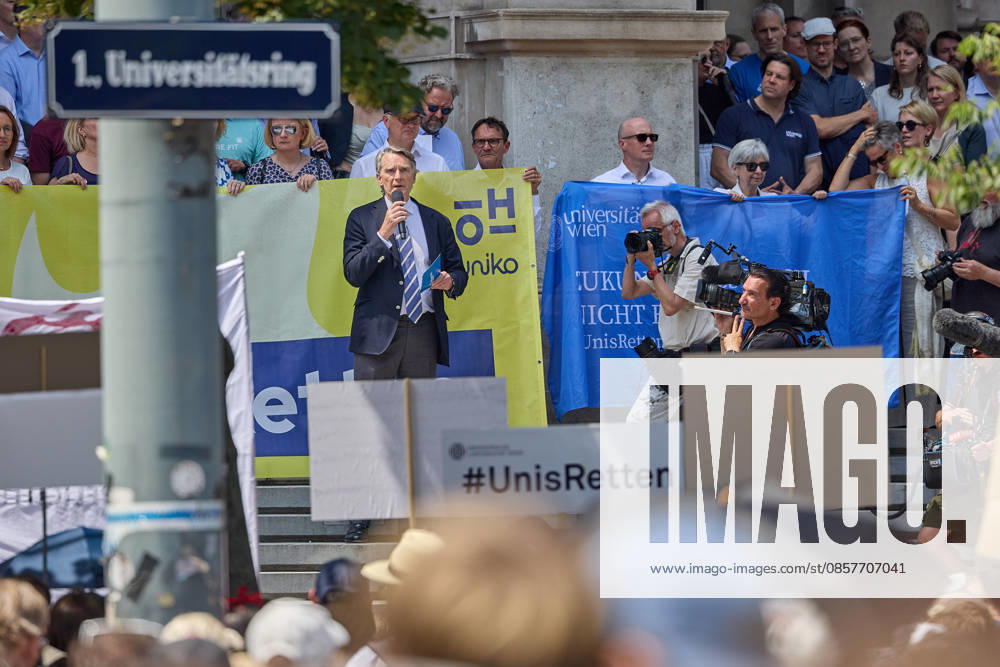 - Wien 27.05.2026 - Studentendemionstration - Studierendenvertretungen, Gewerkschaften und Beschäftigte protestieren am Mittwoch vor der Universität Wien gegen die geplanten Kürzungen der Hochschulbudgets. Die Demonstration richtet sich gegen befürchtete Einsparungen bei Forschung, Lehre und Personal sowie gegen mögliche negative Auswirkungen auf den Wissenschaftsstandort Österreich. Zu den Unterstützern zählen unter anderem die Universitätenkonferenz (uniko), die Österreichische Hochschülerschaft (ÖH) sowie zahlreiche Hochschulangehörige und Interessenvertretungen. Universities, student representatives, trade unions and university employees protested on Wednesday in front of the University of Vienna against planned cuts to university