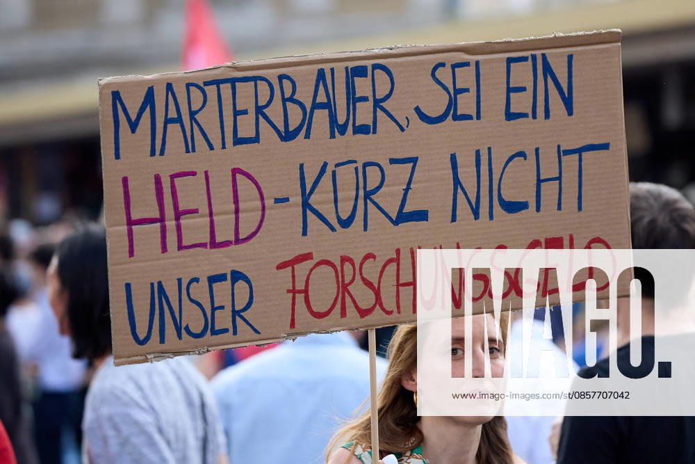 - Wien 27.05.2026 - Studentendemionstration - Studierendenvertretungen, Gewerkschaften und Beschäftigte protestieren am Mittwoch vor der Universität Wien gegen die geplanten Kürzungen der Hochschulbudgets. Die Demonstration richtet sich gegen befürchtete Einsparungen bei Forschung, Lehre und Personal sowie gegen mögliche negative Auswirkungen auf den Wissenschaftsstandort Österreich. Zu den Unterstützern zählen unter anderem die Universitätenkonferenz (uniko), die Österreichische Hochschülerschaft (ÖH) sowie zahlreiche Hochschulangehörige und Interessenvertretungen. Universities, student representatives, trade unions and university employees protested on Wednesday in front of the University of Vienna against planned cuts to university