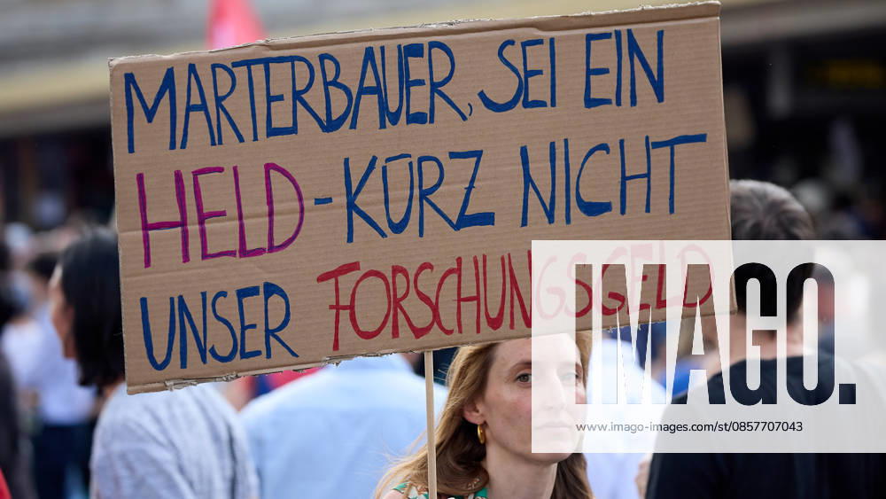 - Wien 27.05.2026 - Studentendemionstration - Studierendenvertretungen, Gewerkschaften und Beschäftigte protestieren am Mittwoch vor der Universität Wien gegen die geplanten Kürzungen der Hochschulbudgets. Die Demonstration richtet sich gegen befürchtete Einsparungen bei Forschung, Lehre und Personal sowie gegen mögliche negative Auswirkungen auf den Wissenschaftsstandort Österreich. Zu den Unterstützern zählen unter anderem die Universitätenkonferenz (uniko), die Österreichische Hochschülerschaft (ÖH) sowie zahlreiche Hochschulangehörige und Interessenvertretungen. Universities, student representatives, trade unions and university employees protested on Wednesday in front of the University of Vienna against planned cuts to university