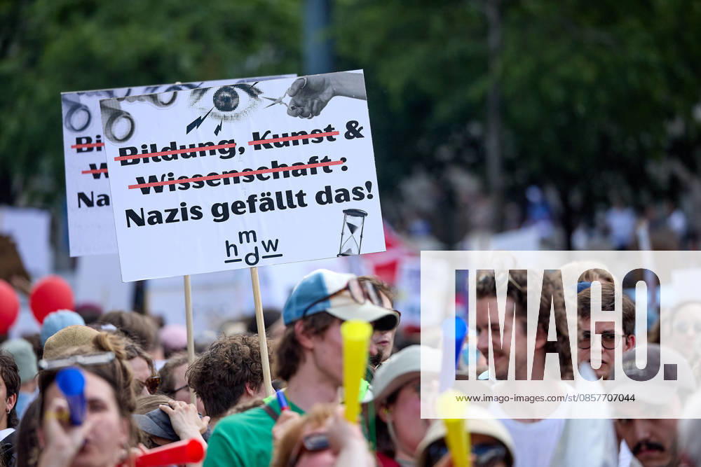 - Wien 27.05.2026 - Studentendemionstration - Studierendenvertretungen, Gewerkschaften und Beschäftigte protestieren am Mittwoch vor der Universität Wien gegen die geplanten Kürzungen der Hochschulbudgets. Die Demonstration richtet sich gegen befürchtete Einsparungen bei Forschung, Lehre und Personal sowie gegen mögliche negative Auswirkungen auf den Wissenschaftsstandort Österreich. Zu den Unterstützern zählen unter anderem die Universitätenkonferenz (uniko), die Österreichische Hochschülerschaft (ÖH) sowie zahlreiche Hochschulangehörige und Interessenvertretungen. Universities, student representatives, trade unions and university employees protested on Wednesday in front of the University of Vienna against planned cuts to university