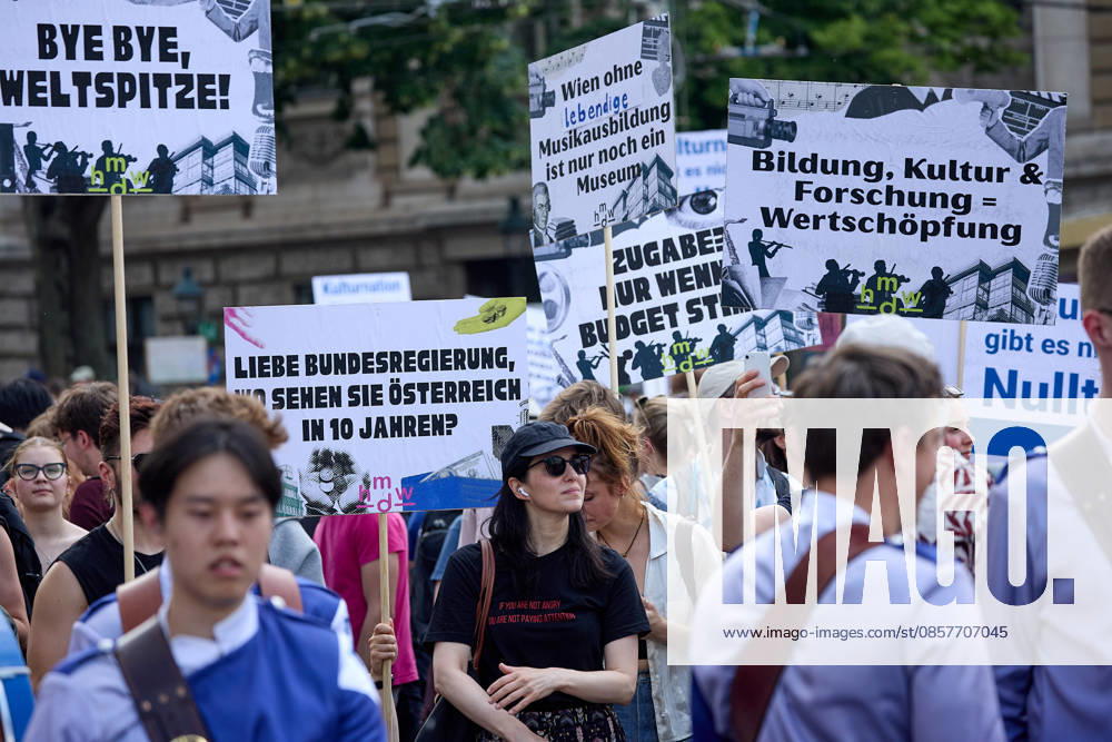 - Wien 27.05.2026 - Studentendemionstration - Studierendenvertretungen, Gewerkschaften und Beschäftigte protestieren am Mittwoch vor der Universität Wien gegen die geplanten Kürzungen der Hochschulbudgets. Die Demonstration richtet sich gegen befürchtete Einsparungen bei Forschung, Lehre und Personal sowie gegen mögliche negative Auswirkungen auf den Wissenschaftsstandort Österreich. Zu den Unterstützern zählen unter anderem die Universitätenkonferenz (uniko), die Österreichische Hochschülerschaft (ÖH) sowie zahlreiche Hochschulangehörige und Interessenvertretungen. Universities, student representatives, trade unions and university employees protested on Wednesday in front of the University of Vienna against planned cuts to university