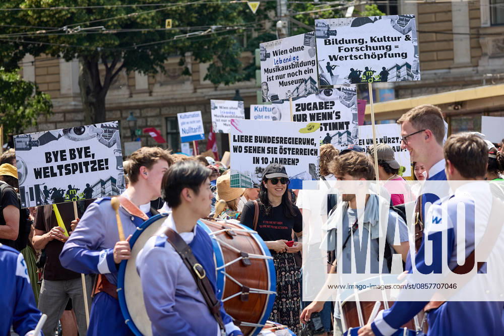- Wien 27.05.2026 - Studentendemionstration - Studierendenvertretungen, Gewerkschaften und Beschäftigte protestieren am Mittwoch vor der Universität Wien gegen die geplanten Kürzungen der Hochschulbudgets. Die Demonstration richtet sich gegen befürchtete Einsparungen bei Forschung, Lehre und Personal sowie gegen mögliche negative Auswirkungen auf den Wissenschaftsstandort Österreich. Zu den Unterstützern zählen unter anderem die Universitätenkonferenz (uniko), die Österreichische Hochschülerschaft (ÖH) sowie zahlreiche Hochschulangehörige und Interessenvertretungen. Universities, student representatives, trade unions and university employees protested on Wednesday in front of the University of Vienna against planned cuts to university