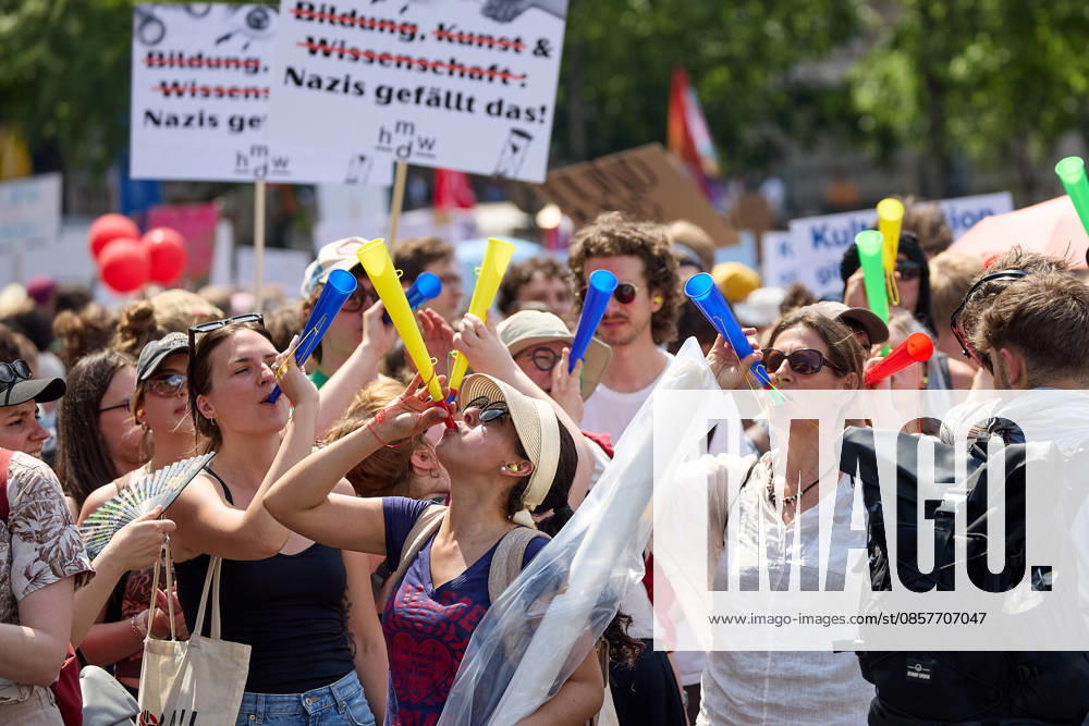 - Wien 27.05.2026 - Studentendemionstration - Studierendenvertretungen, Gewerkschaften und Beschäftigte protestieren am Mittwoch vor der Universität Wien gegen die geplanten Kürzungen der Hochschulbudgets. Die Demonstration richtet sich gegen befürchtete Einsparungen bei Forschung, Lehre und Personal sowie gegen mögliche negative Auswirkungen auf den Wissenschaftsstandort Österreich. Zu den Unterstützern zählen unter anderem die Universitätenkonferenz (uniko), die Österreichische Hochschülerschaft (ÖH) sowie zahlreiche Hochschulangehörige und Interessenvertretungen. Universities, student representatives, trade unions and university employees protested on Wednesday in front of the University of Vienna against planned cuts to university