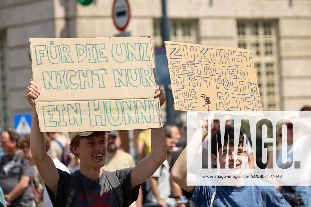 - Wien 27.05.2026 - Studentendemionstration - Studierendenvertretungen, Gewerkschaften und Beschäftigte protestieren am Mittwoch vor der Universität Wien gegen die geplanten Kürzungen der Hochschulbudgets. Die Demonstration richtet sich gegen befürchtete Einsparungen bei Forschung, Lehre und Personal sowie gegen mögliche negative Auswirkungen auf den Wissenschaftsstandort Österreich. Zu den Unterstützern zählen unter anderem die Universitätenkonferenz (uniko), die Österreichische Hochschülerschaft (ÖH) sowie zahlreiche Hochschulangehörige und Interessenvertretungen. Universities, student representatives, trade unions and university employees protested on Wednesday in front of the University of Vienna against planned cuts to university